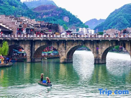 Sun And Moon International  Hotel (Zhenyuan Ancient Town Branch)