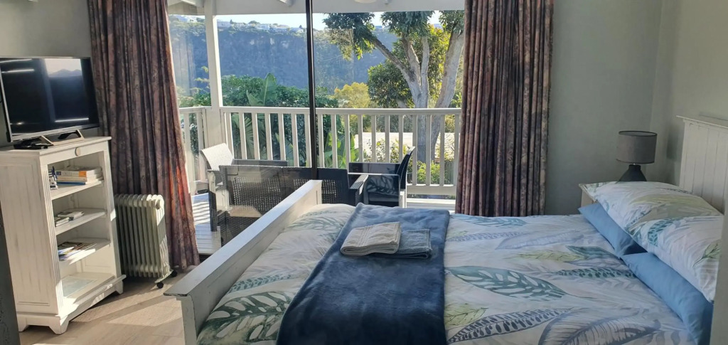 Modern Solar powered 1 bed studio apartment with amazing views