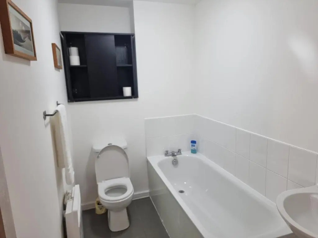 Impeccable 2-bed Apartment in Salford