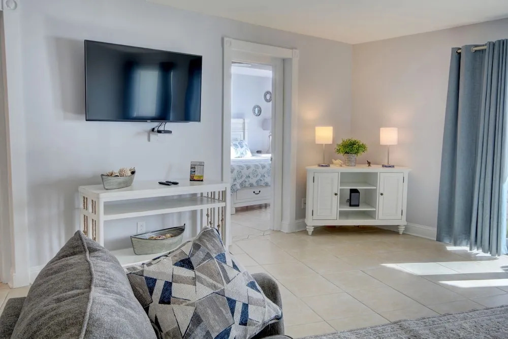 455 El Matador 1 Bedroom Condo by RedAwning