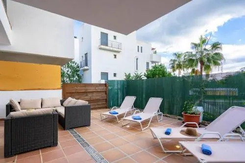 2BR poolfront family apartment WIFI and Near beach
