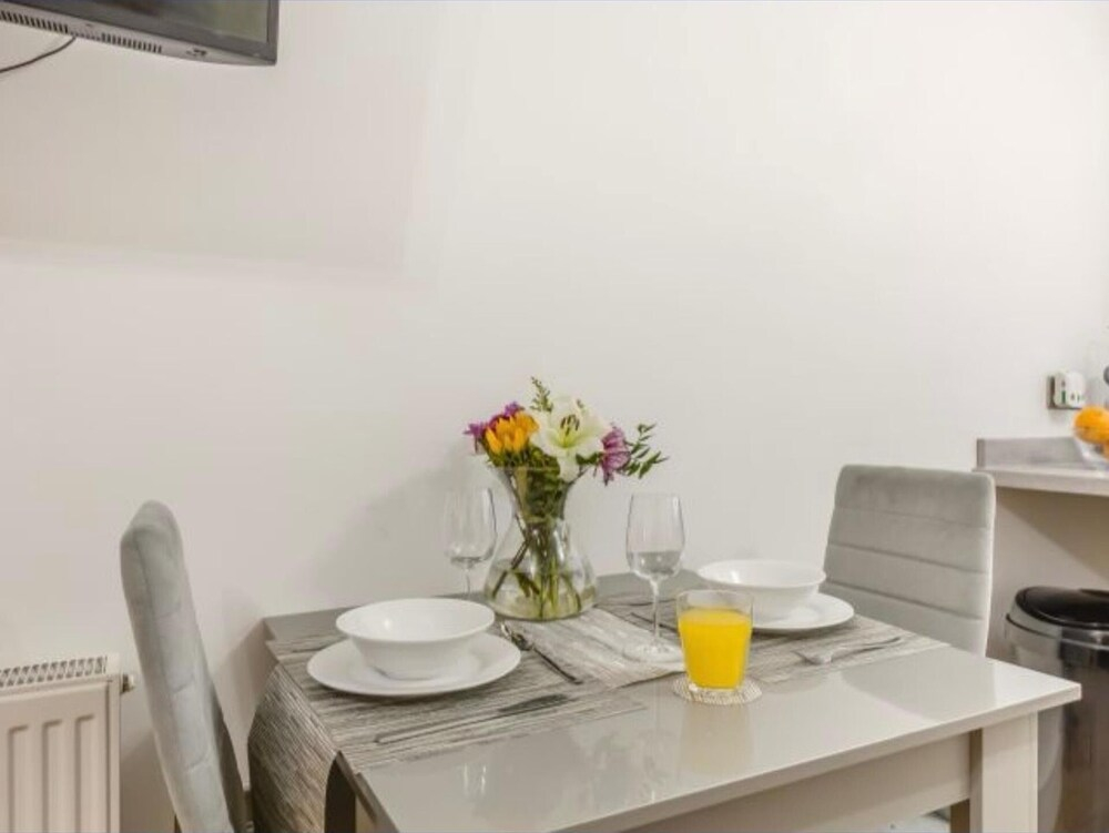Apartment Sleeps 2 With Parking and Pets Welcome
