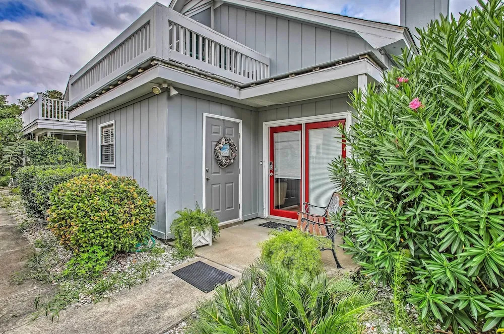 4 Mi to Barefoot Landing: North Myrtle Beach Home