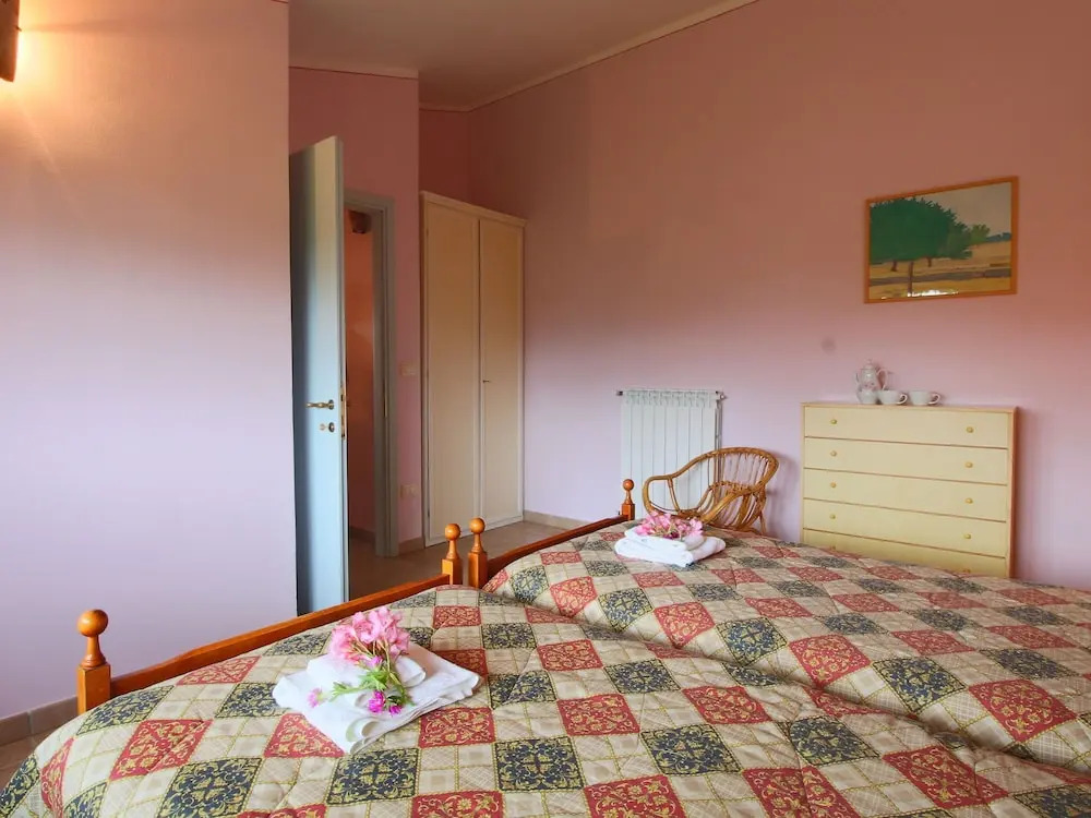 Scenic Farmhouse with Swimming Pool by Forest in Sorano