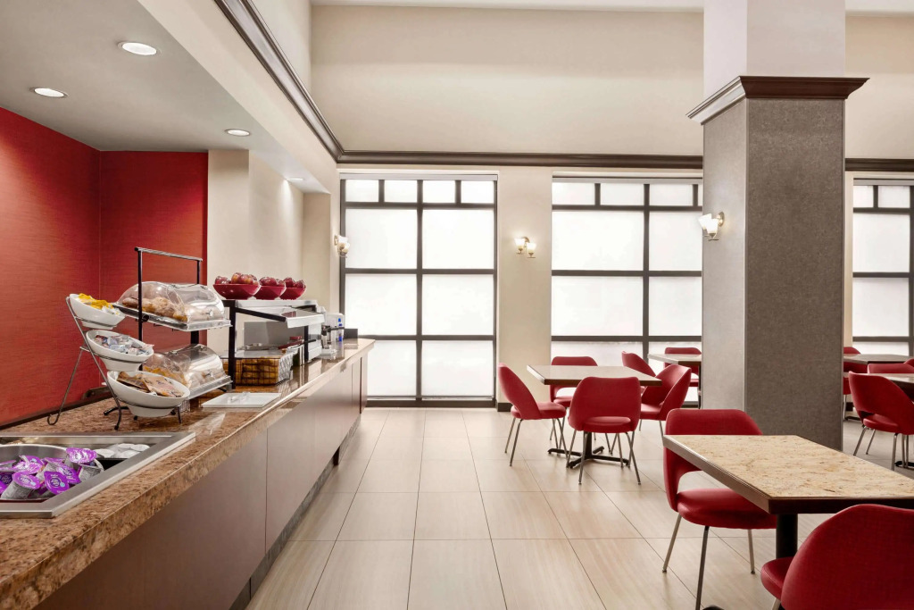 Ramada by Wyndham Suites Orlando Airport- Free Airport Shuttle