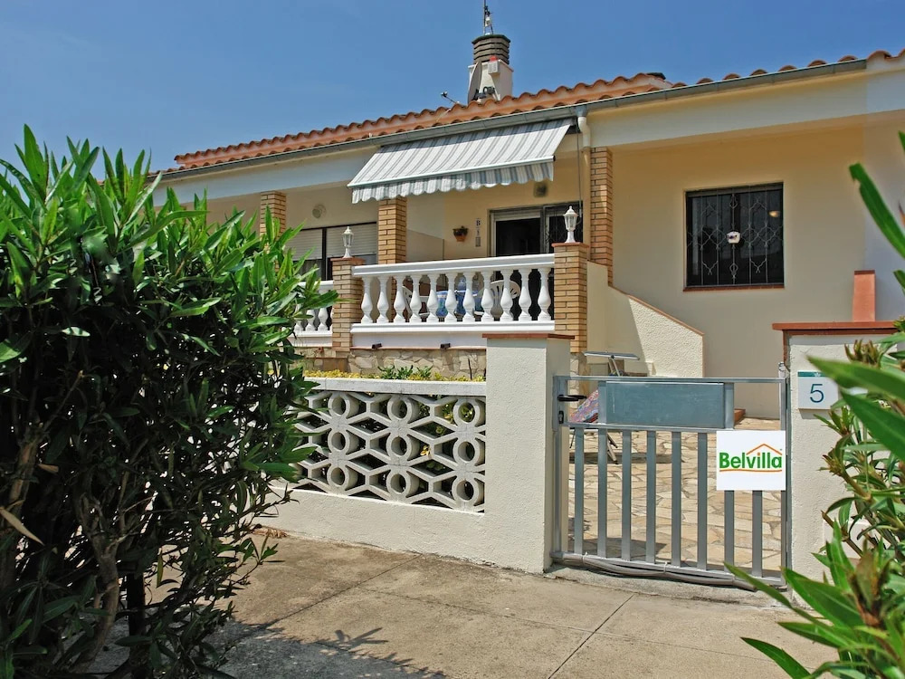 Delightul Holiday Home in St Pere Pescador With Terrace