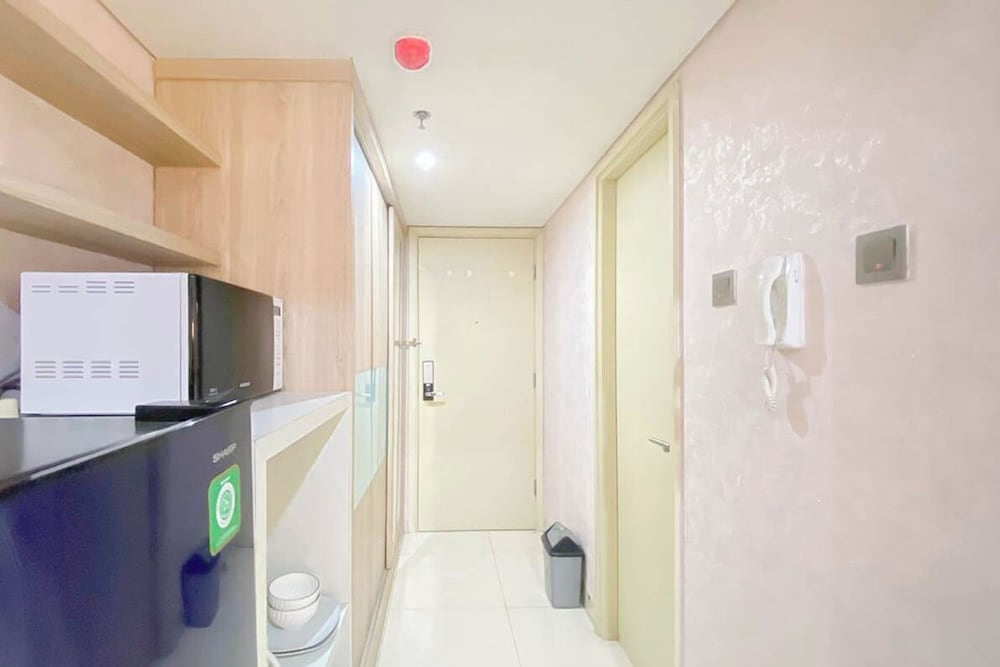 Compact And Comfortable Studio At Apartemen Warhol (W/R) Residence