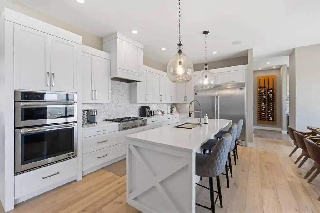 Newly Modern House w/ urban landscape of Kelowna!！