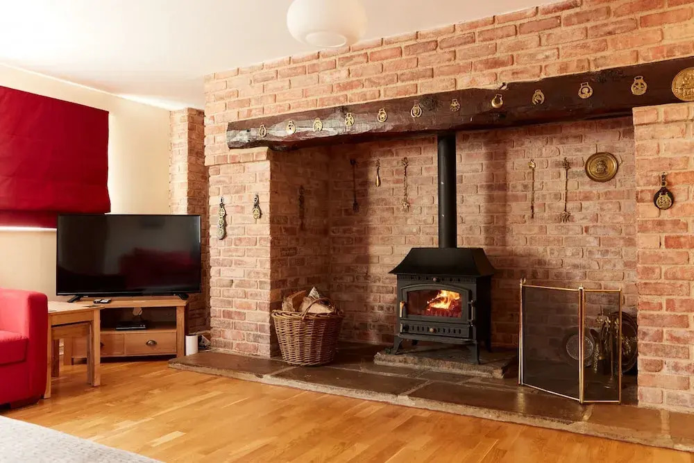 Countryside Retreat With hot Tub, No Deposit