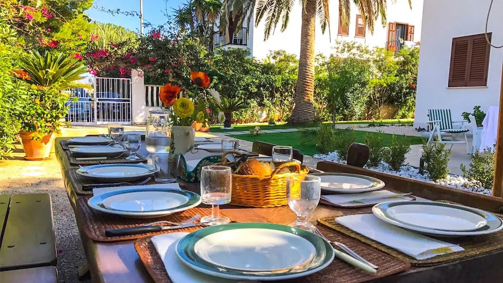 Villa Almyra - 4 Double Bedrooms with Exclusive Garden & Parking Steps from the Beach