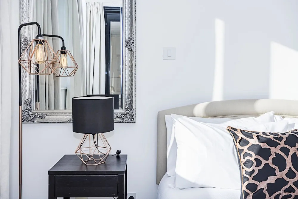 Deluxe Kensington Apartment With Balcony