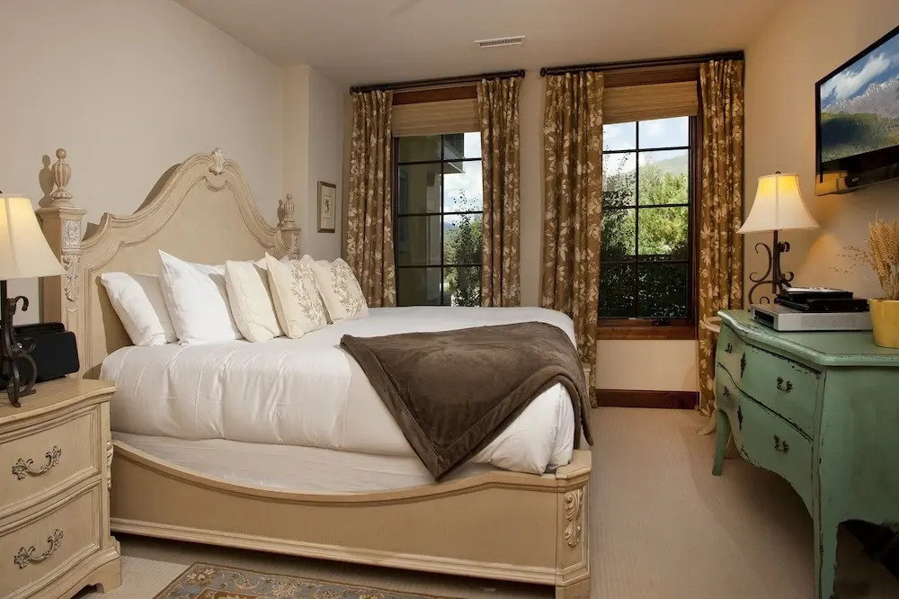 Ritz Carlton Vail #112 2 Bedroom Condo by RedAwning