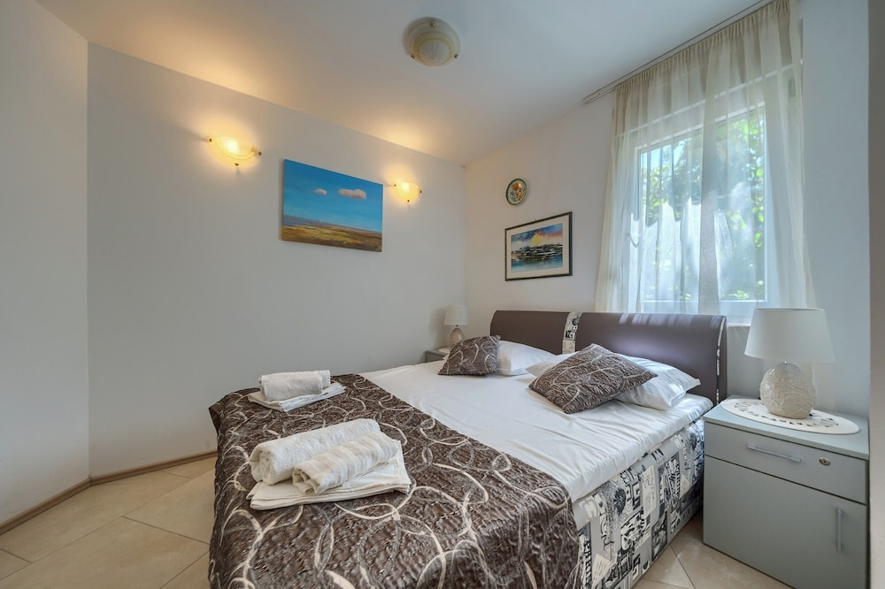 A 2 Comfortable apt w Terrace & Garden, Near Beach