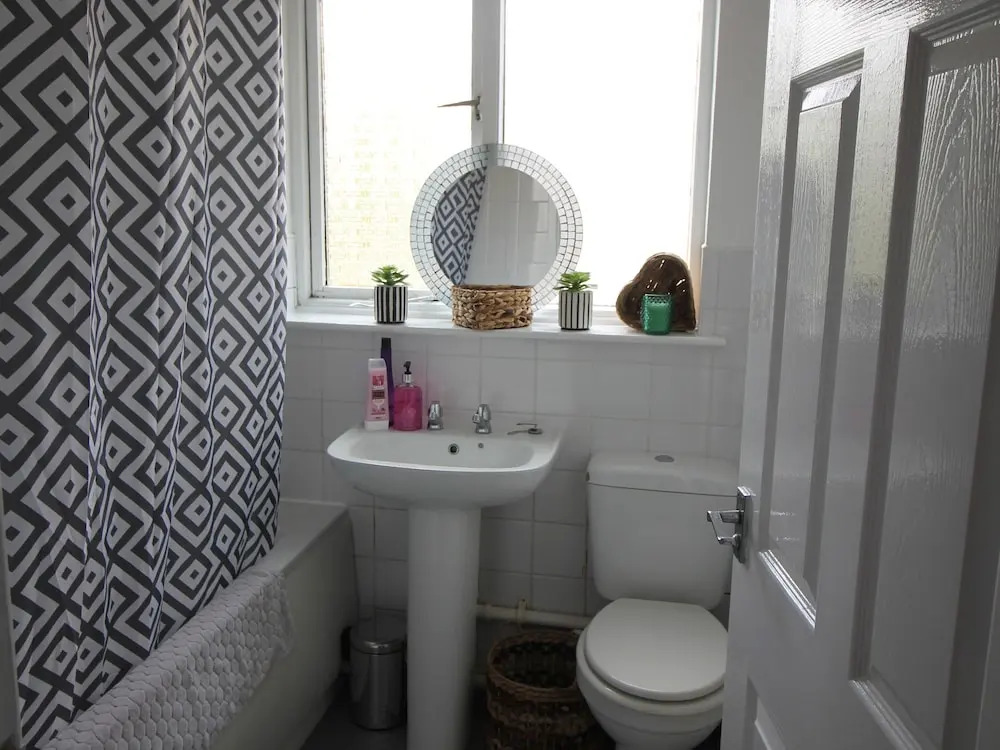 Glan y Ffordd 2 Bed House Near Cardiff by Cardiff Holiday Homes
