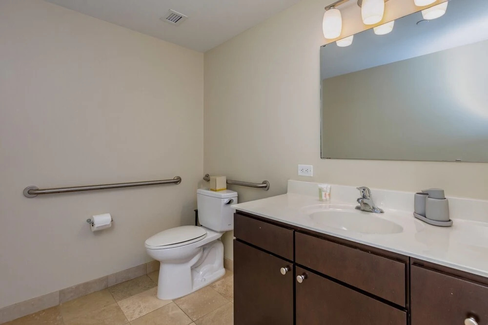 Spacious DT 2BR With Free Parking by Zencity