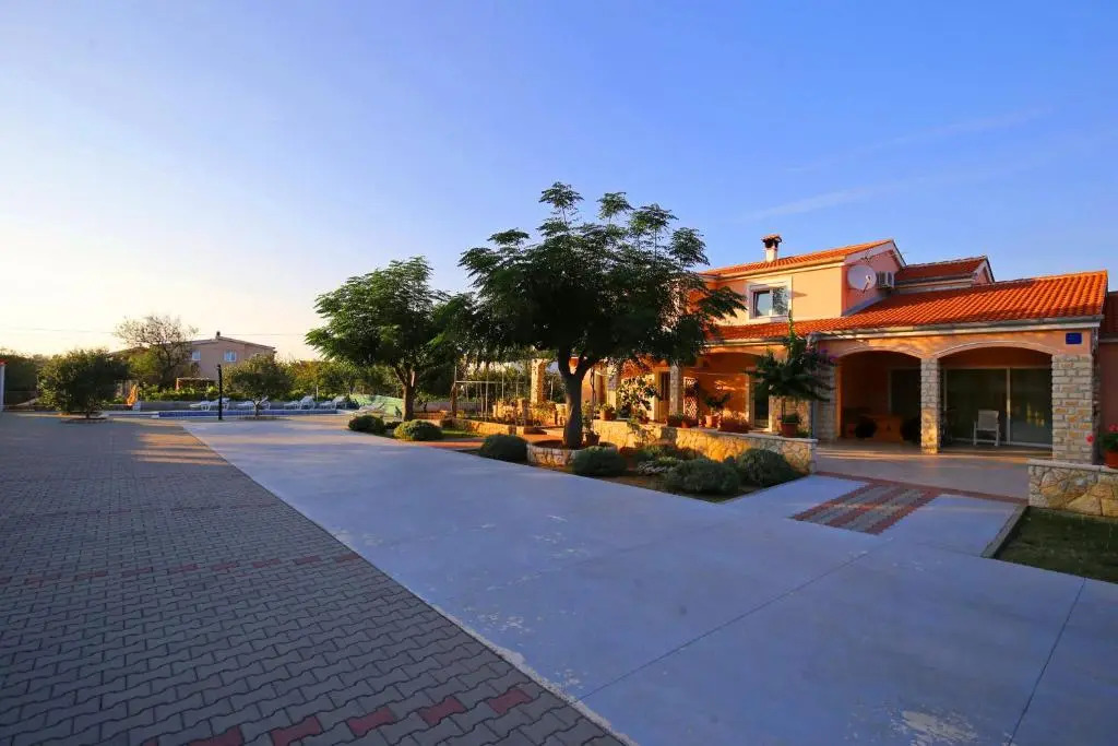 Apartments Nikaia