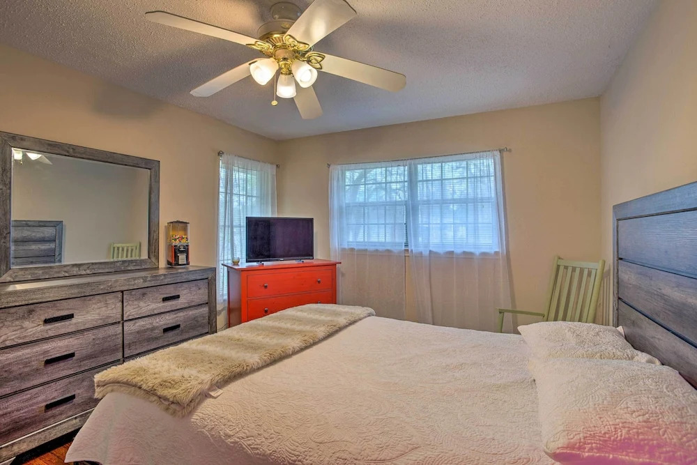 8 Mi to Lake Ray Hubbard: Creekside Garland Home