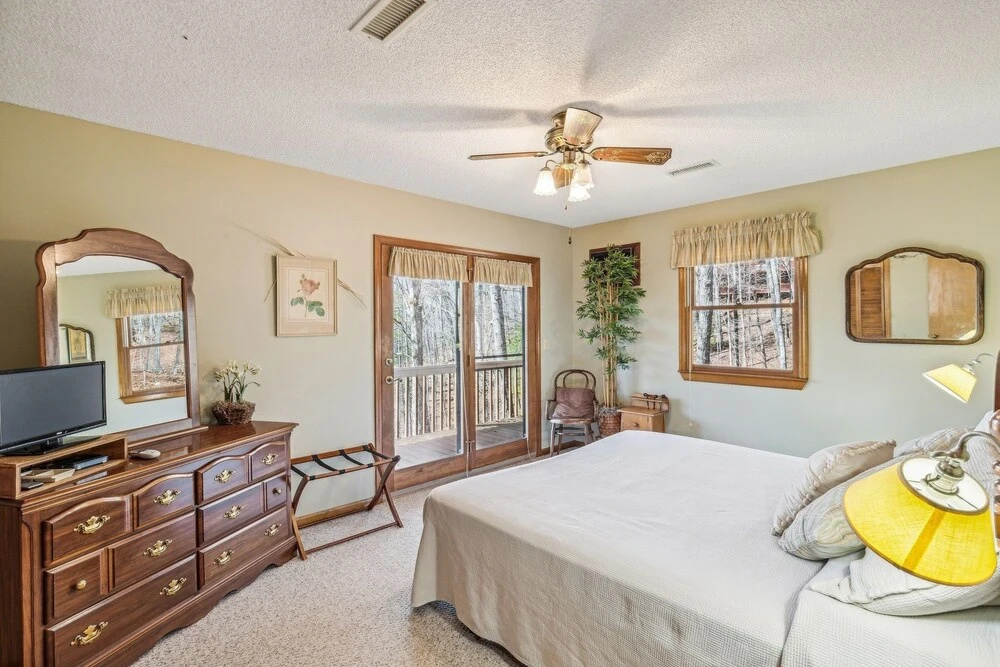 Warm And Cozy Cabin In Lake Lure, Nestled In Hardwood Trees, Peaceful Home- Wifi 3 Bedroom Home by Sunscape Property Management