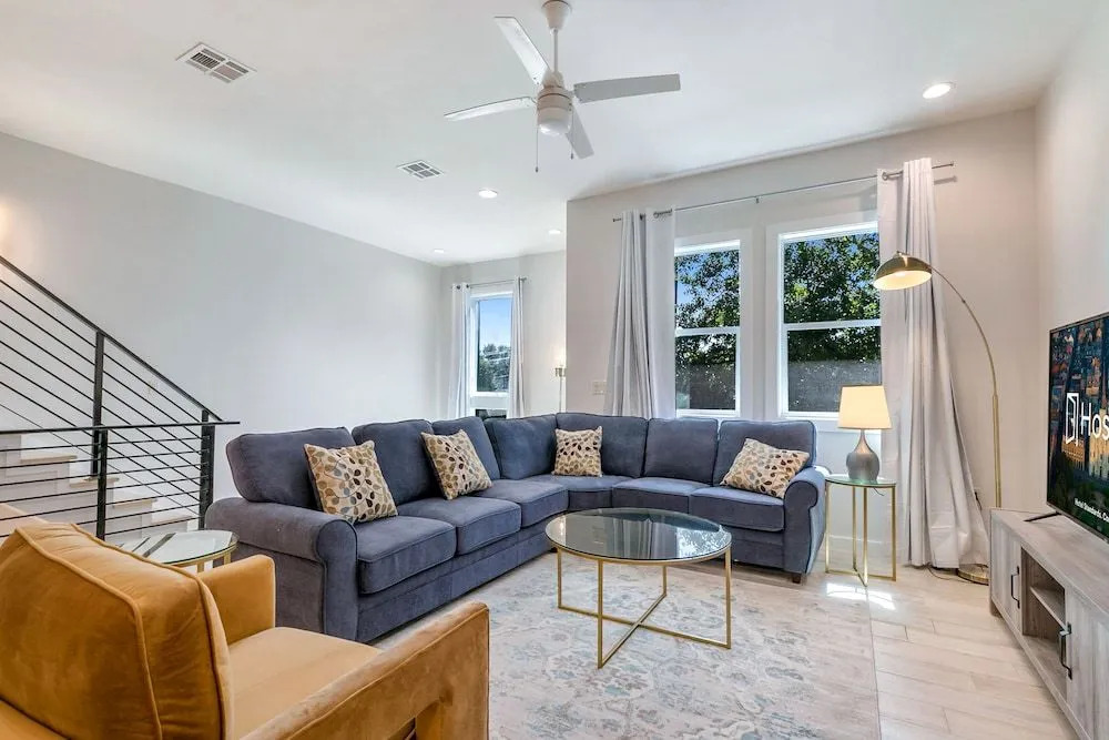 Spacious Townhouse with Balcony