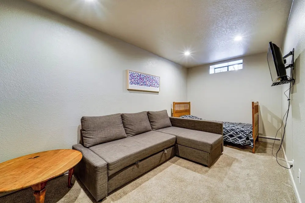 3 Mi to Diamond Peak: Mtn-view Home w/ Fireplace