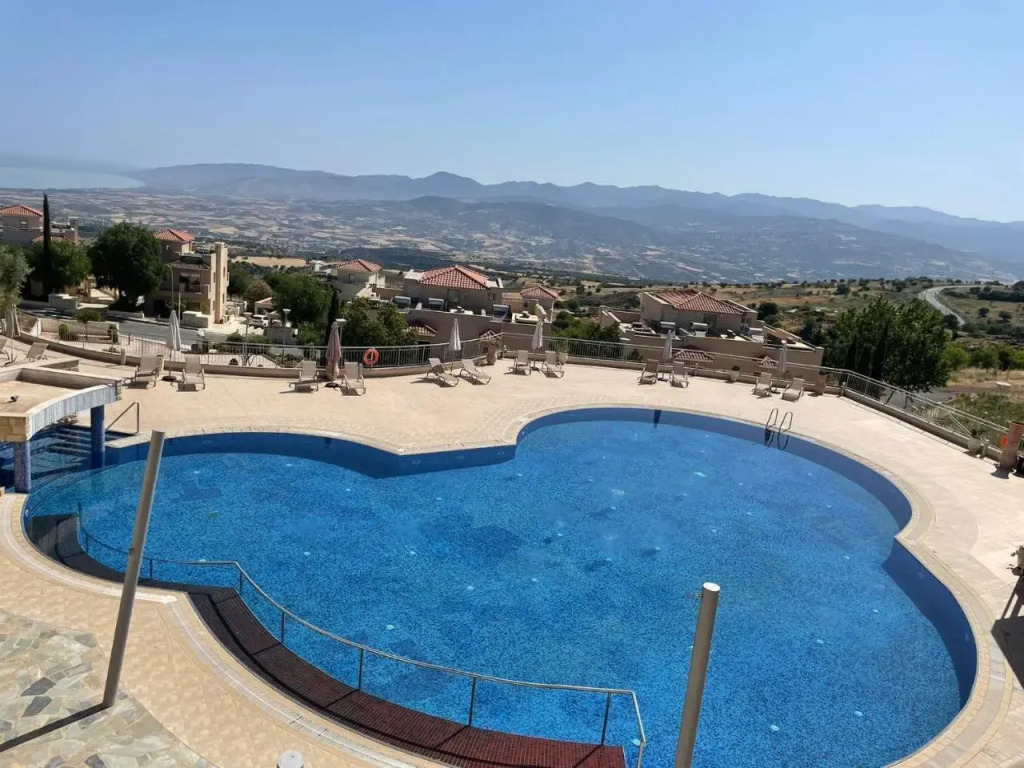Relaxing 1 bedroom condo with pool and sea view