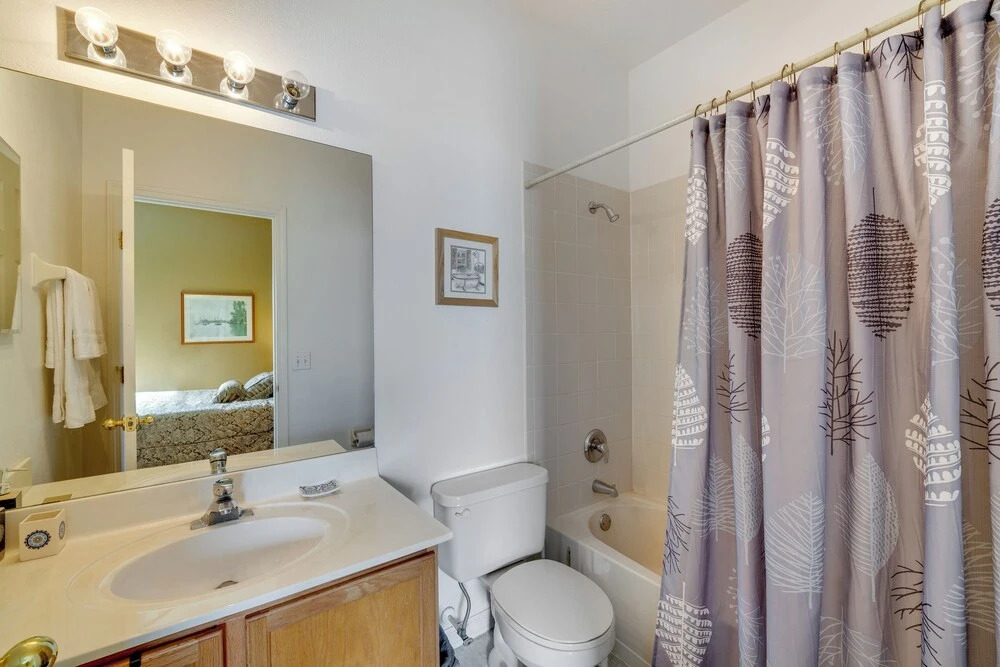 Lake-View Escape w/ Lanai in Kissimmee