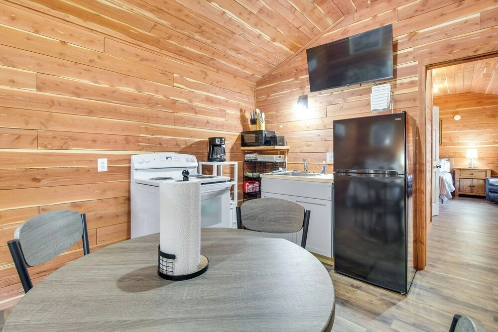 Half-mi to Bull Shoals Lake Access: Anglers Cabin