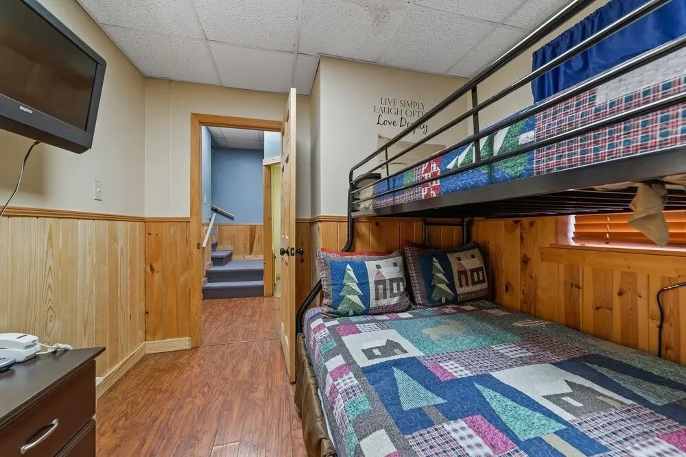 Eagles Roost - 4 Br cabin by RedAwning