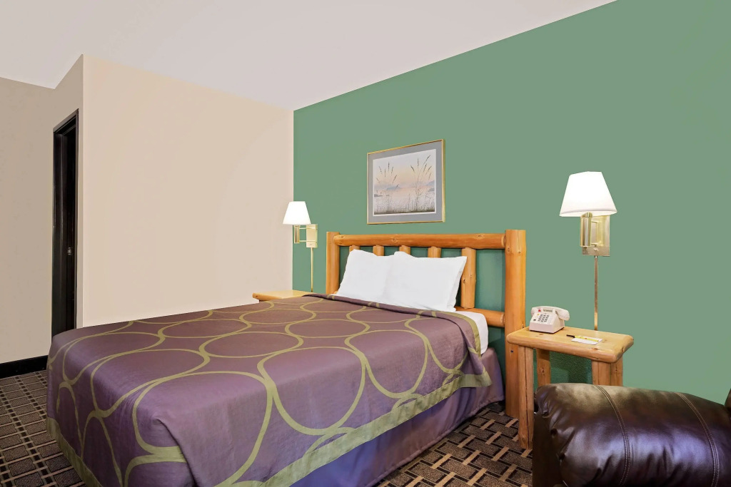 Super 8 by Wyndham Cloquet