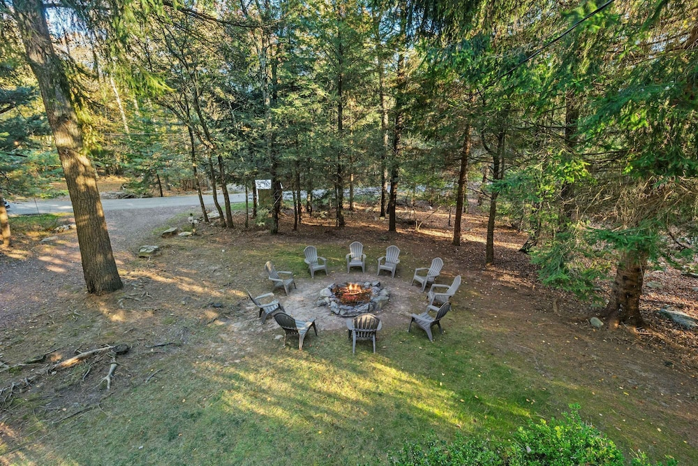 Poconos Speakeasy Hot Tub Dog-friendly Near Ski