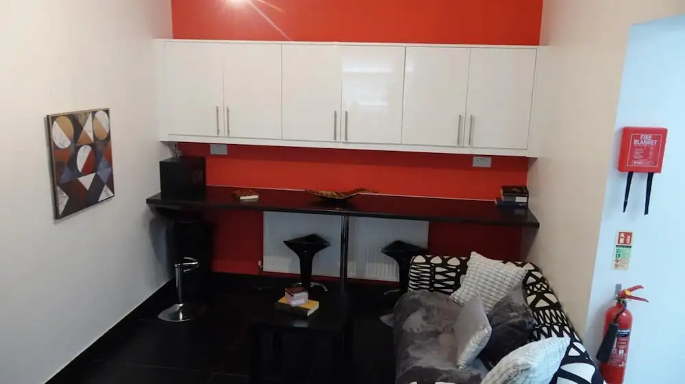 Private Rooms-Private Bathrooms-Near Airport- CABIN CREW paradise