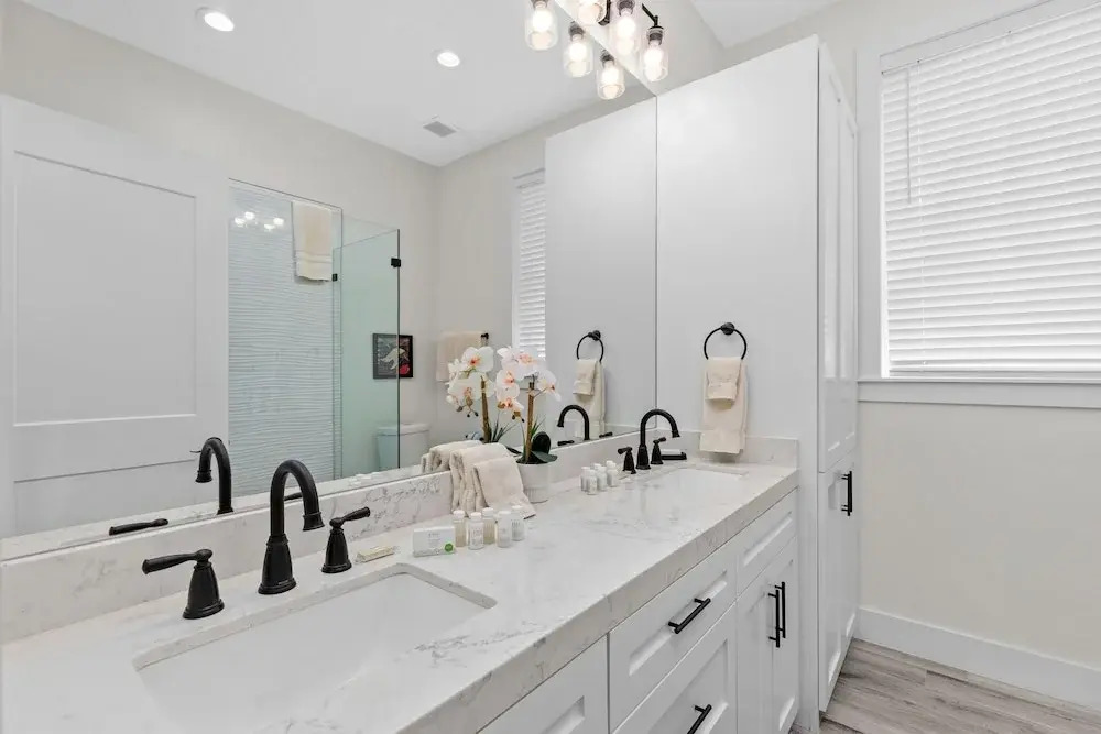 Seaside Rendezvous - Private Home Across From Community Park 4 Bedroom Home by RedAwning