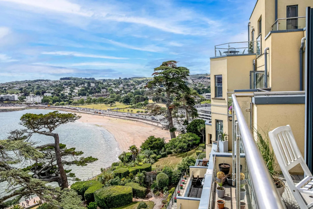 A7 Masts - Striking beachside apartment with beautiful sea views, private balcony and secure parking
