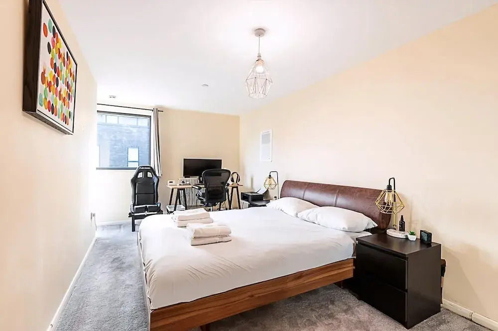 Sleek Flat w/ River Views In Canary Wharf
