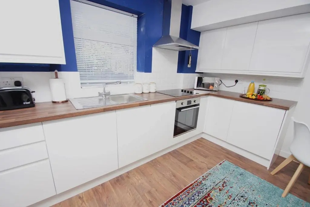 Air Host and Stay - Apartment 4 Broadhurst Court sleeps 4 minutes from town centre