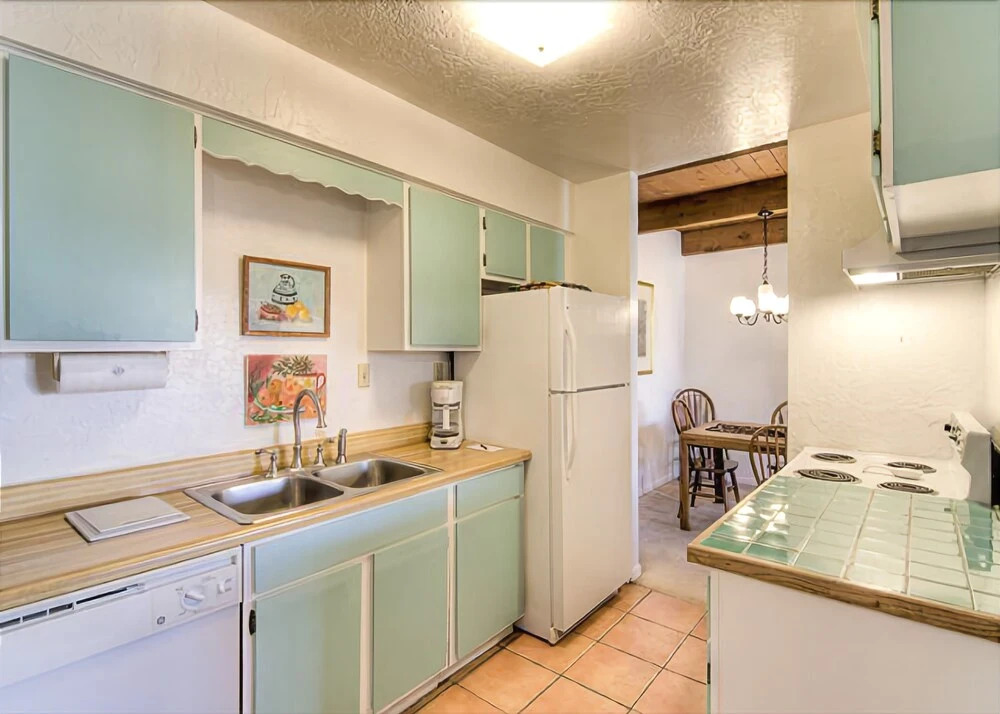 Artist Road #18, 2 Bedrooms, Sleeps 4, Flat Screen TV, Pool Access, WiFi