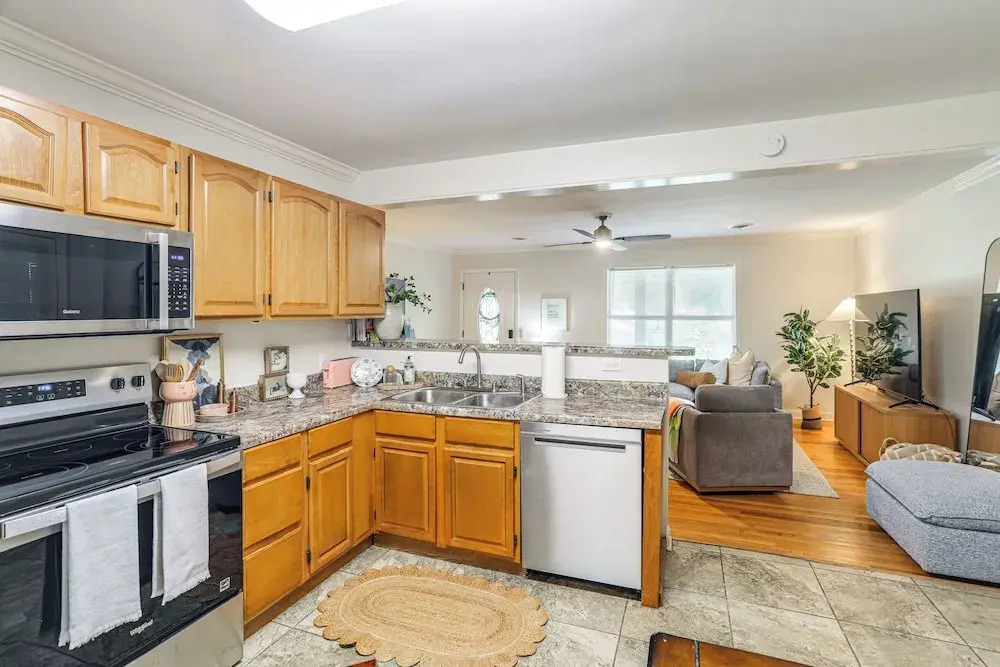 < 1 Mi to Ole Miss & The Grove! Charming Getaway