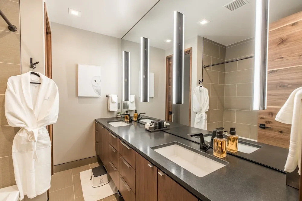 Luxury Service 1 Bedroom & Bunkroom – Sleeps 16 – Daily HK condo