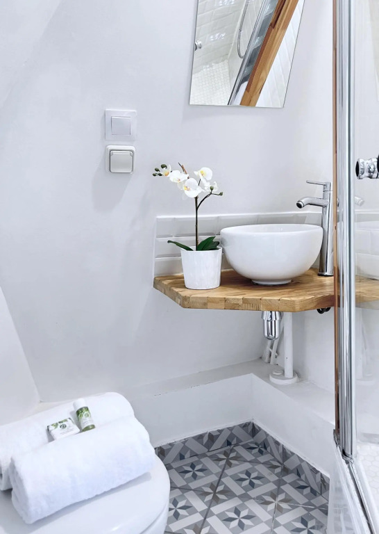 1612 B - Best deal in Pigalle