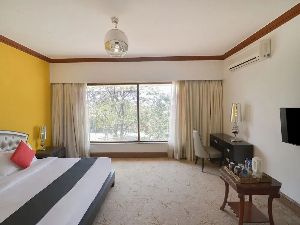 Capital O 29124 Royal Palms Hotel