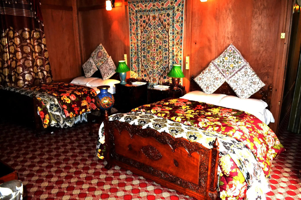 Swan Group of Houseboats, Golden Dal Lake