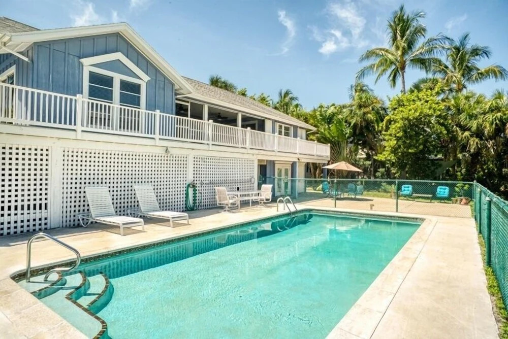 Baywatch Casa 3 Bedroom Home by RedAwning