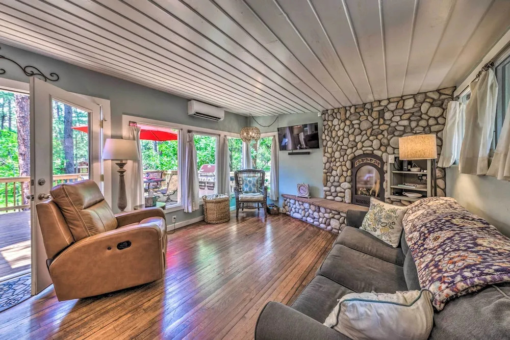 Riverfront Ruidoso Cabin w/ Deck, Walk to Midtown!