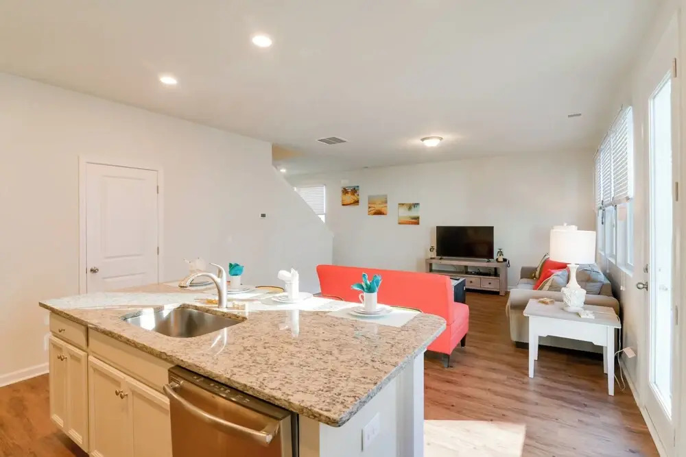 Colorful Myrtle Beach House: 2 Mi to Beaches!
