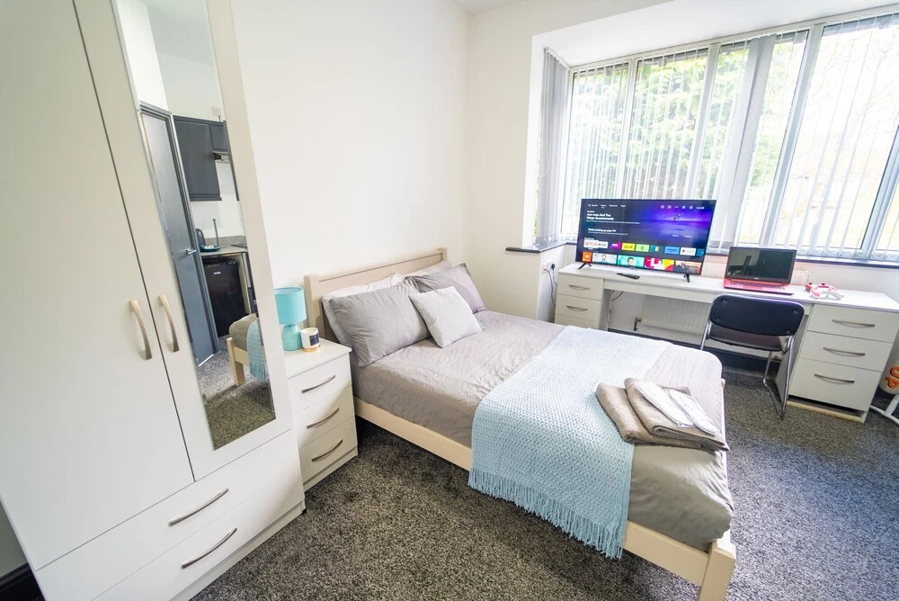 76 Bournbrook Road Equipped Studios Near QE