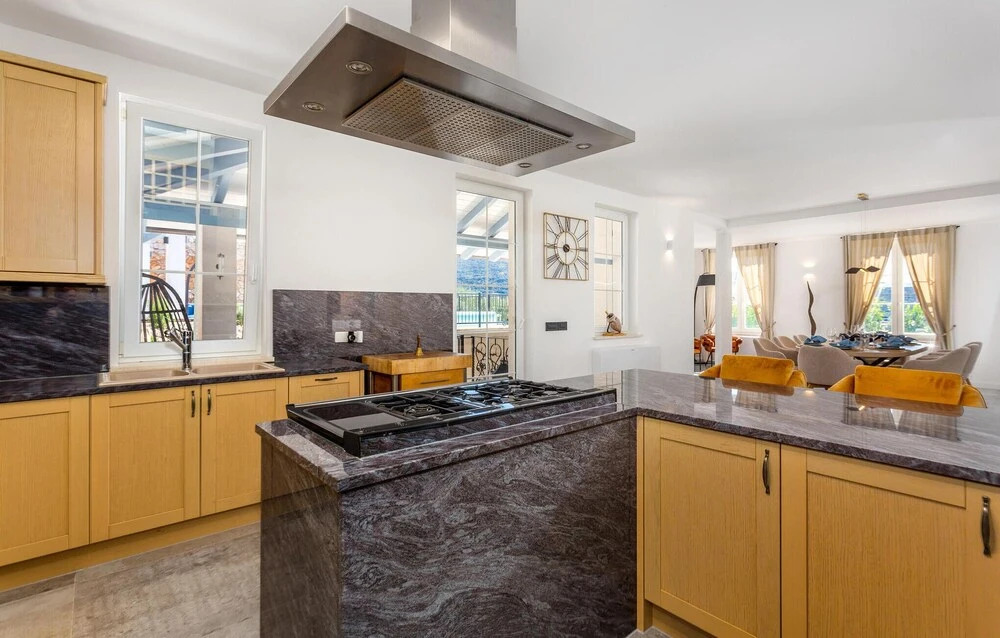 Amazing Home in Cres With Wifi, Heated Swimming Pool and 6 Bedrooms