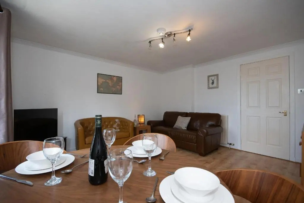 Find "DWELLCOME HOME Ltd" site for 10oo10 assurance from past guests - Immaculate 2 Bedroom, 3 Bed, 2 Doubles and a Single 2nd floor Apartment with free allocated off street parking, 100Mbps broadband, Miles better than a hotel