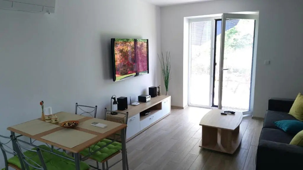 Apartman pod lipou - samostatny objekt - carport
