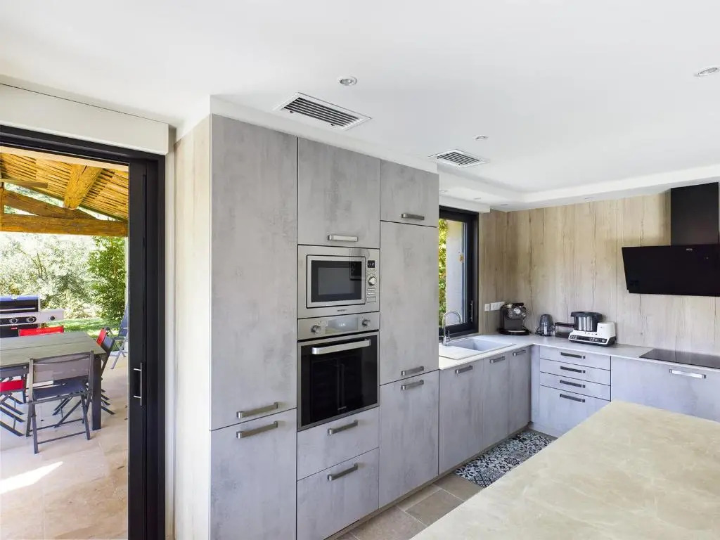 Villa rénovée à Eygalières avec piscine chauffée - FR-1-599-19
