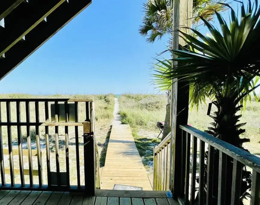 *OCEANFRONT HOUSE ON THE SAND*2 Kings*4br, 4ba*Private Hot Tub*SLEEP 12*PGP1